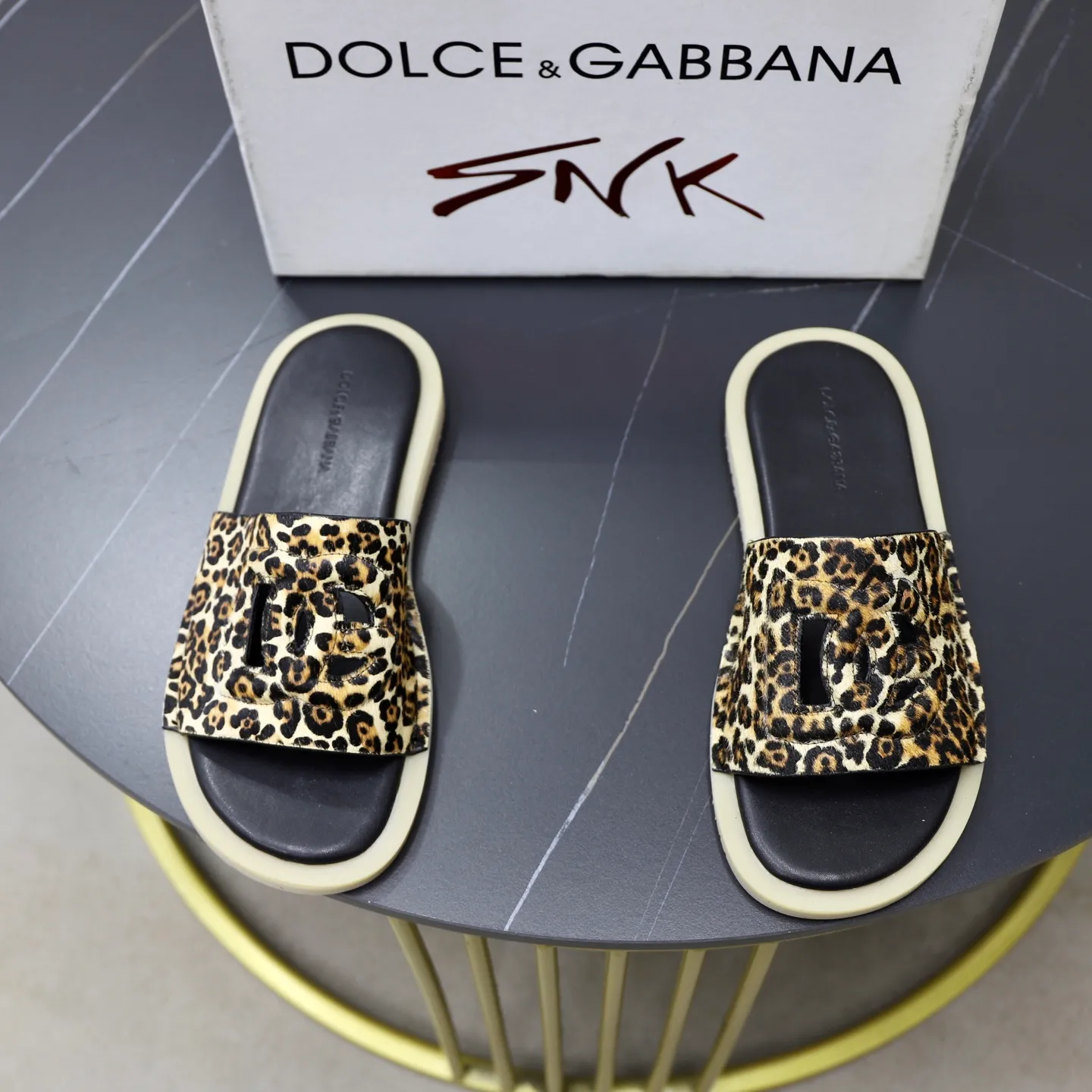 Ex-factory price: 340💰🙅‍♂️🙅‍♂️🙅‍♂️ Brand: DG Standard code: 38-44 (45 customized) Grade: Same as the official website Material: Original leather design Original lightweight wear-resistant molded outsole Style category: Men's fashion sandals Distinguished luxury brand elements Top luxury Color: Actual picture color